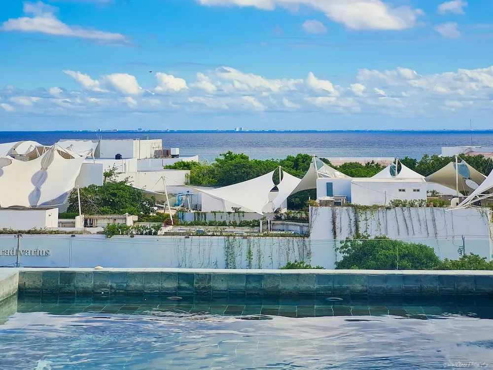 Kaab by the Beach. Condo with roofpool