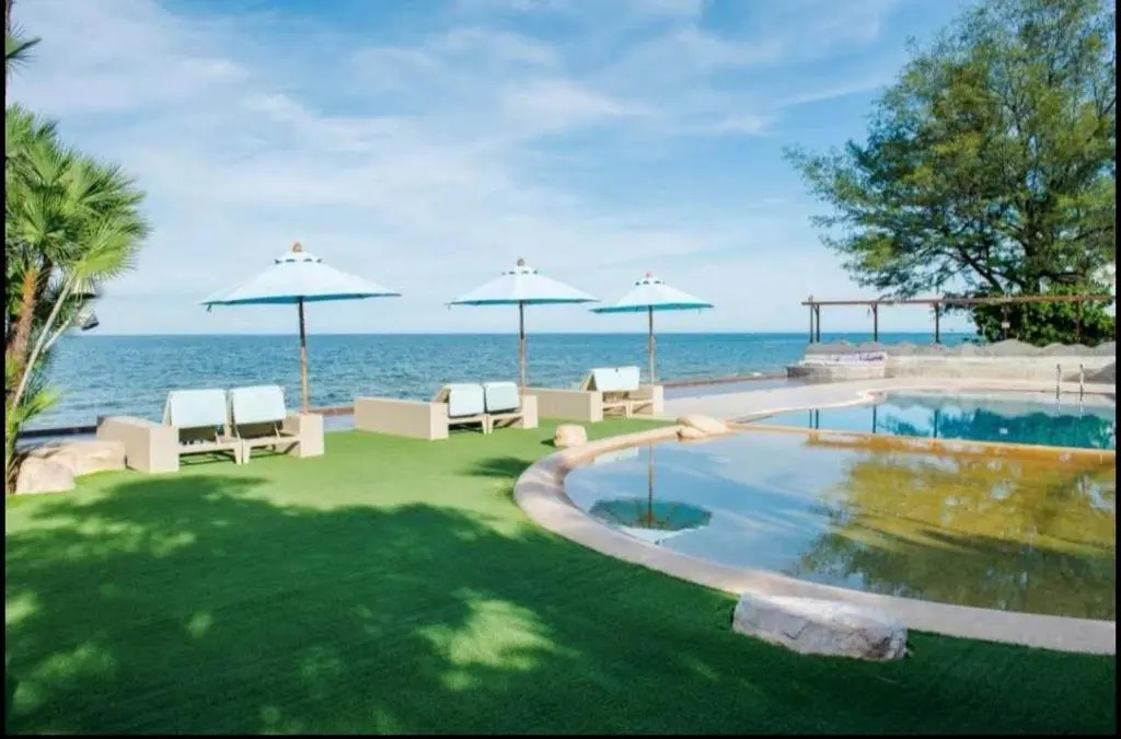 Light, airy, east facing 2 bed/2 bath pool views