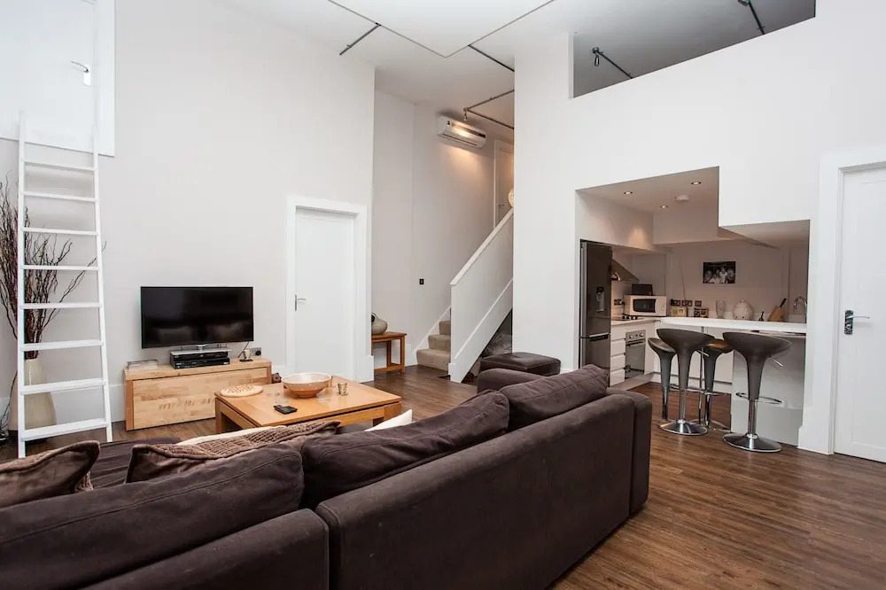 Contemporary 3 Bedroom Apartment In Battersea