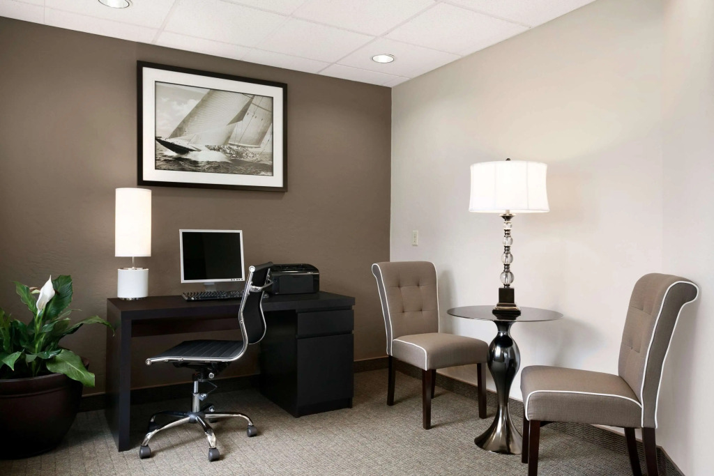 Super 8 by Wyndham Portland Airport