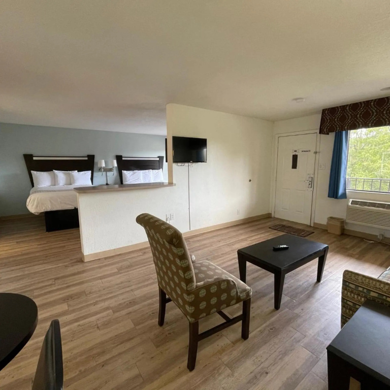 Tricove Inn & Suites