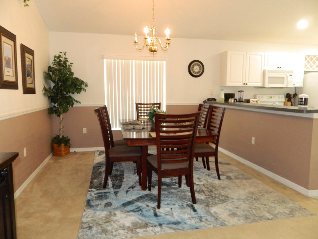 Delightful 4 Bed Pool Home with games room, Davenport, US