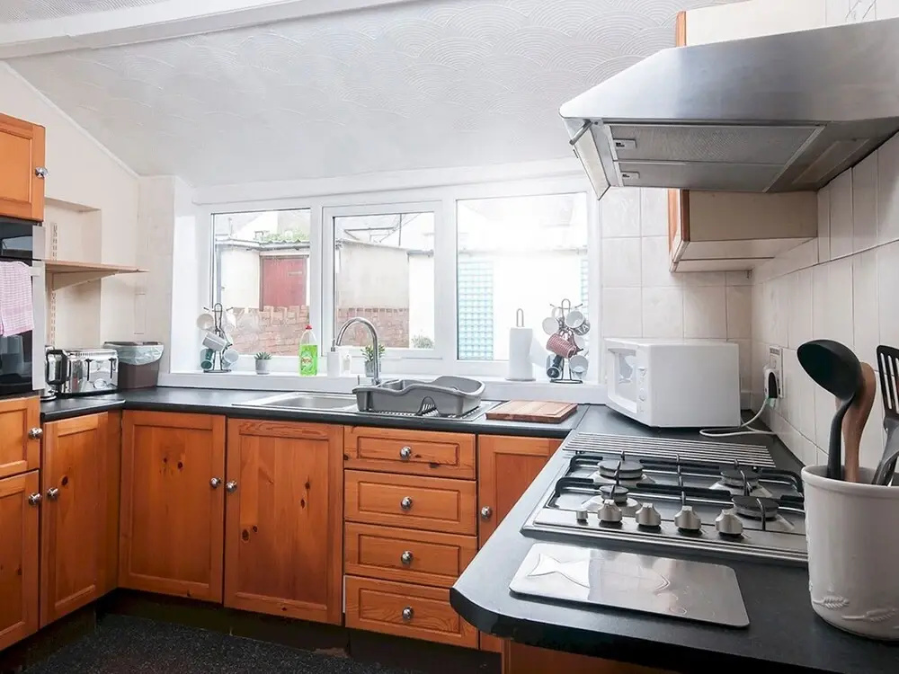 Spacious Victorian 4 bed house near Heath Hospital