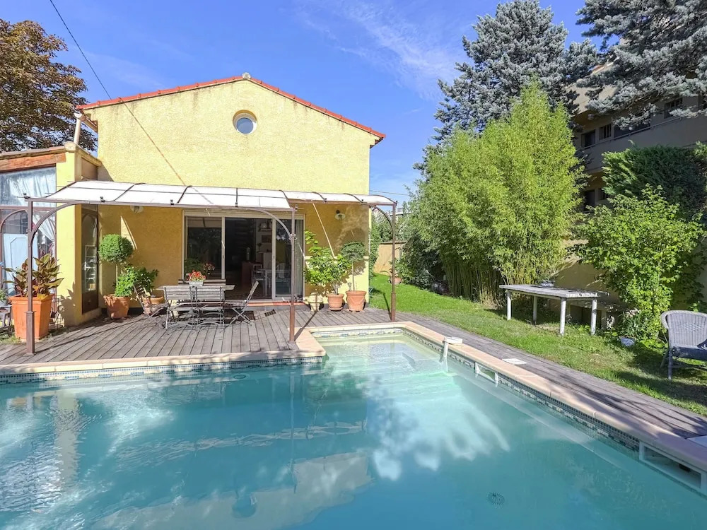 Amazing Holiday Home With Pool in Aix-en-provence