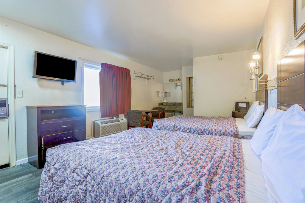 Whispering Pines by Hotel O White stone VA