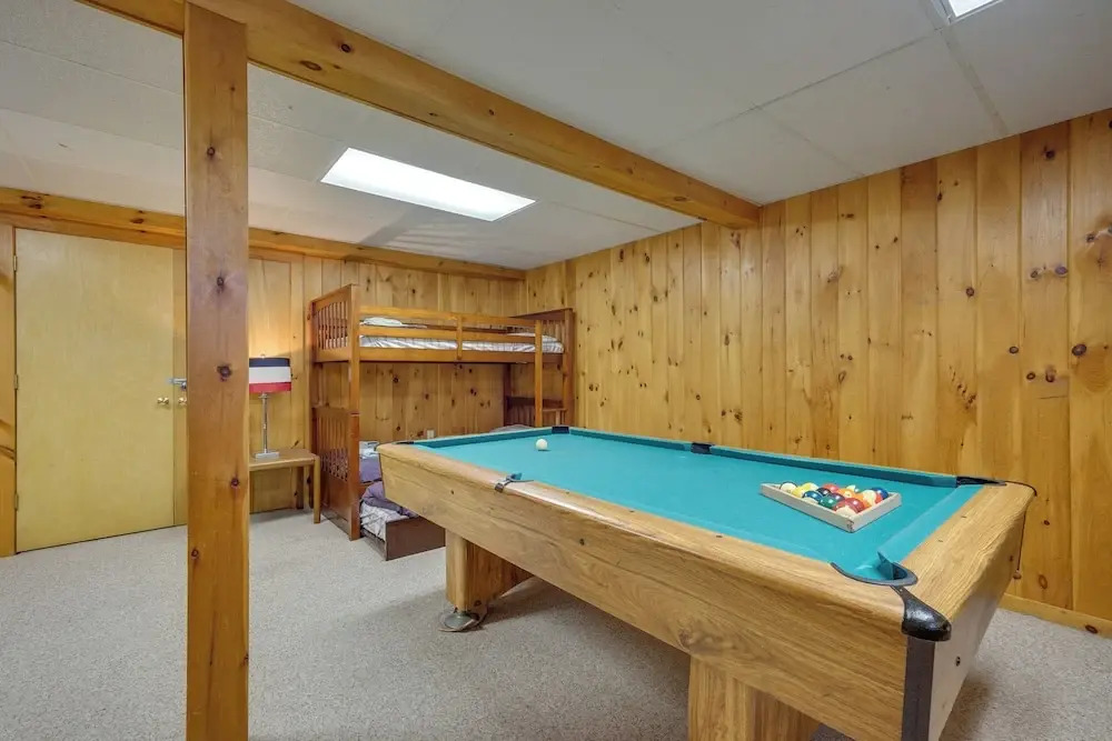 Chic Dover Home w/ Hot Tub: 1 Mi to Golf!