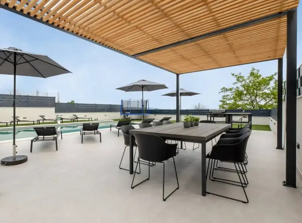 Moonlit Mirage Villa with Pool, Gym and Sauna