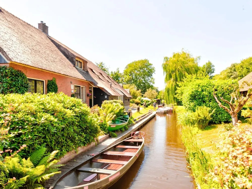 Modern Holiday Home in old Centre of Giethoorn With 2 Hours of Boat use