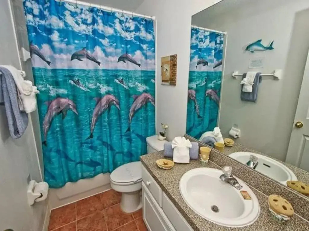 7 Bedroom, 4.5 Bath & Enclosed Pool. Lake View and 3 Miles to Disney!