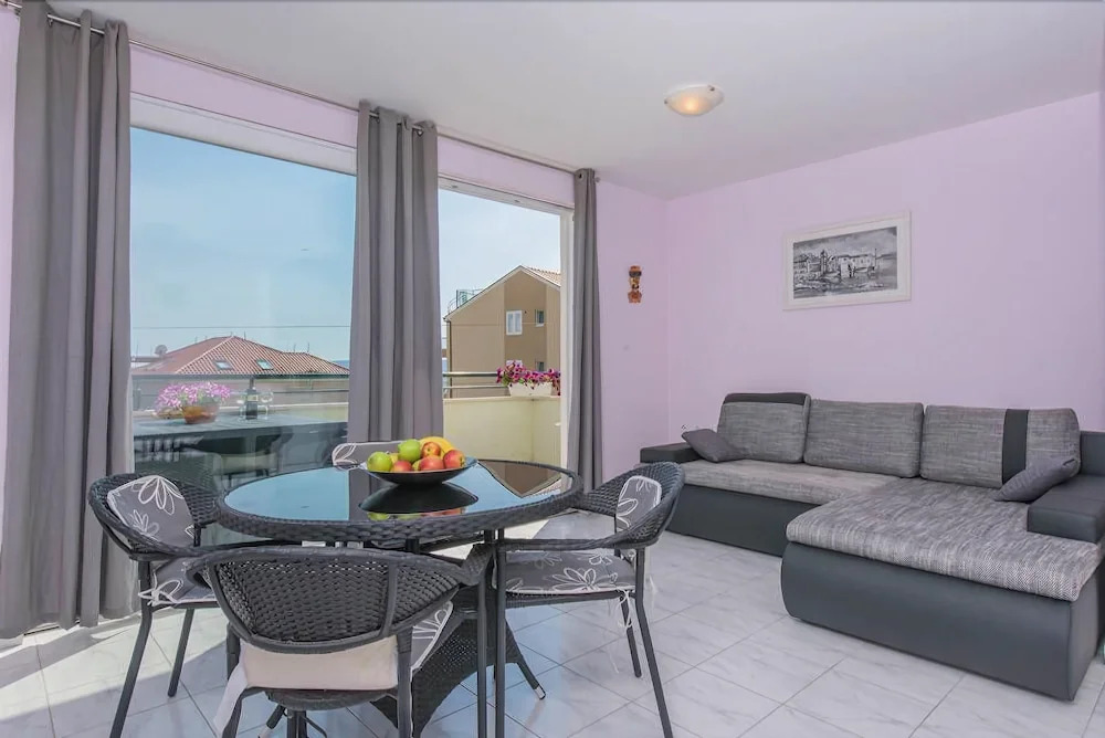 Villa Barbara-Kastela with heated pool