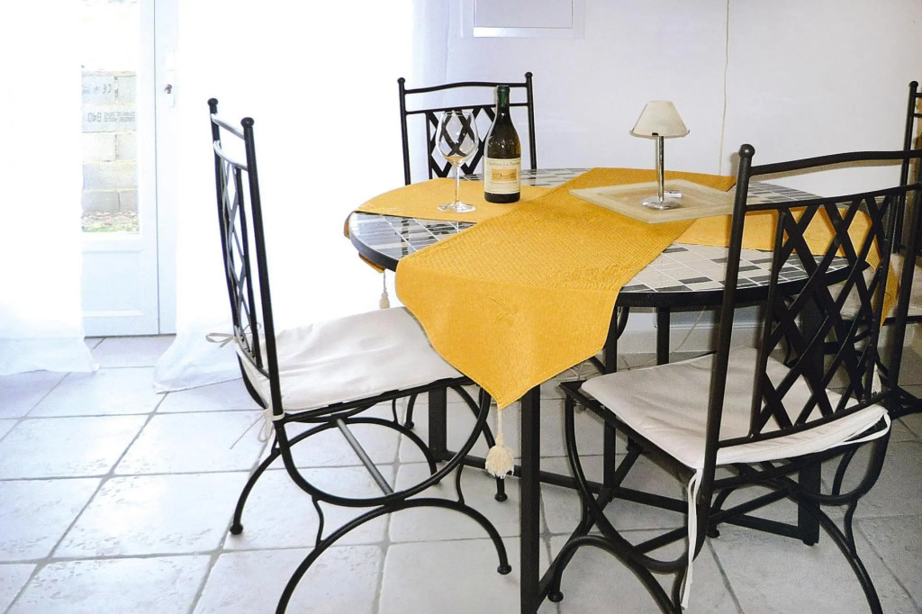 Apartment in Caderousse With Pool