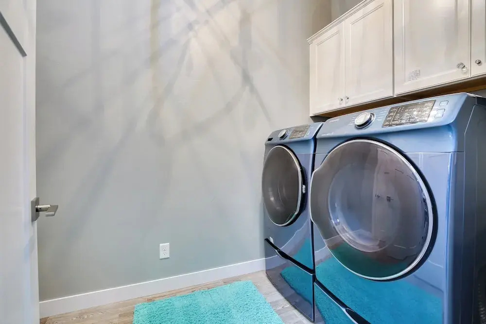 Modern Lead Cabin w/ Hot Tub, 6 Mi to Skiing!