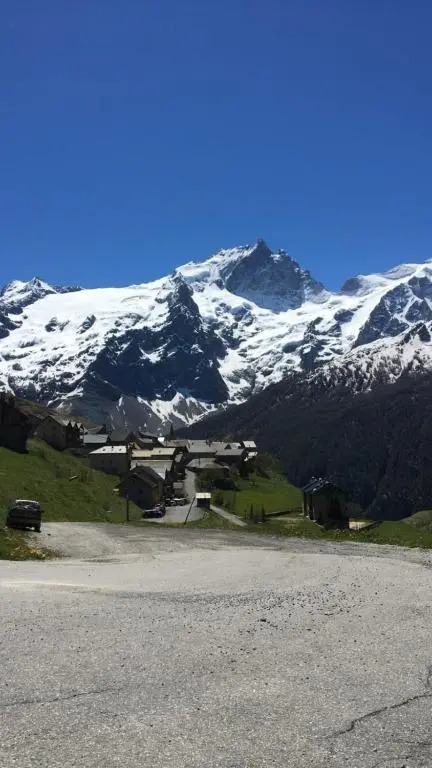 The chalet de la Meije - Facing the Plateau d'Emparis