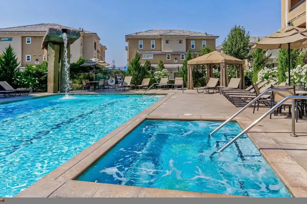Relaxing 2-br Apt With Pool Hot Tub Gym and Basketball Court Access