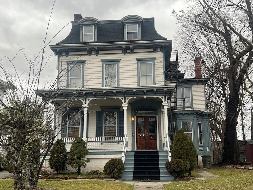 2 Br Victorian Apt 2800 sq ft 2 Floors With Full Kitchen 2 Baths and Laundry