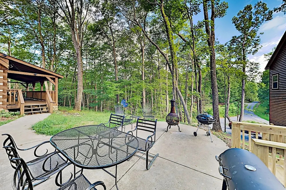Serenity Ridge: Deluxe W/ Hot Tub & Pool Table 3 Bedroom Cabin