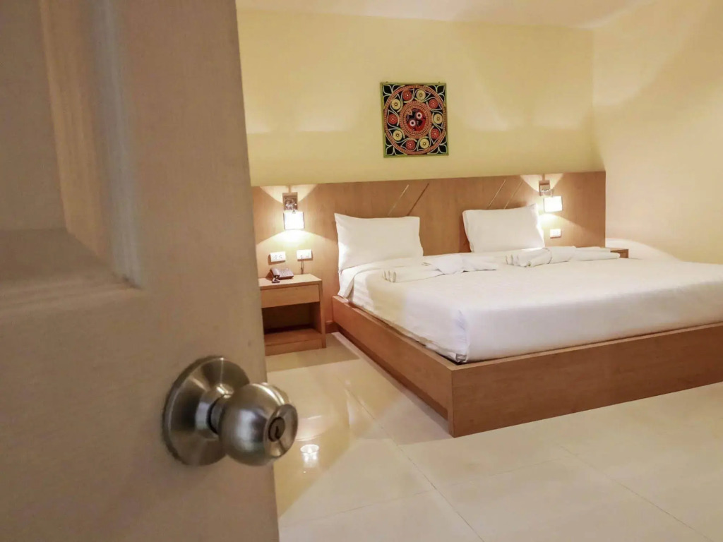 NIDA Rooms Patong Silk House