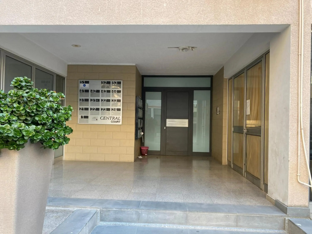 Renovated 2-bedroom flat with free parking, center