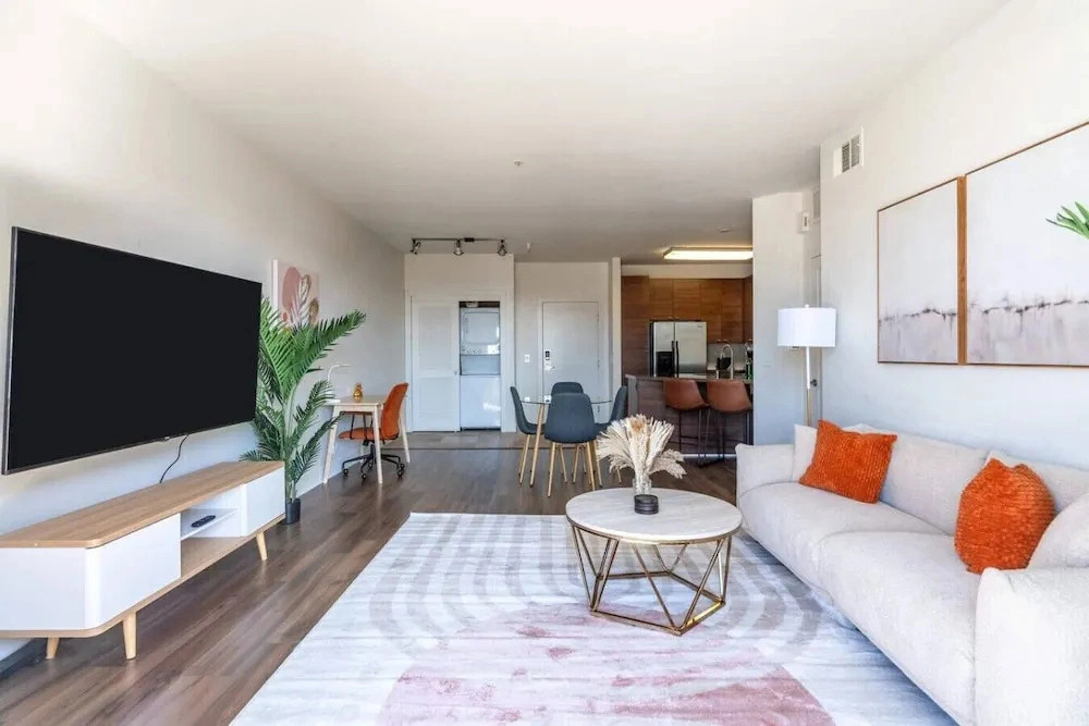 Sleek Marina Den, Central, Gym, Pool, King Bed