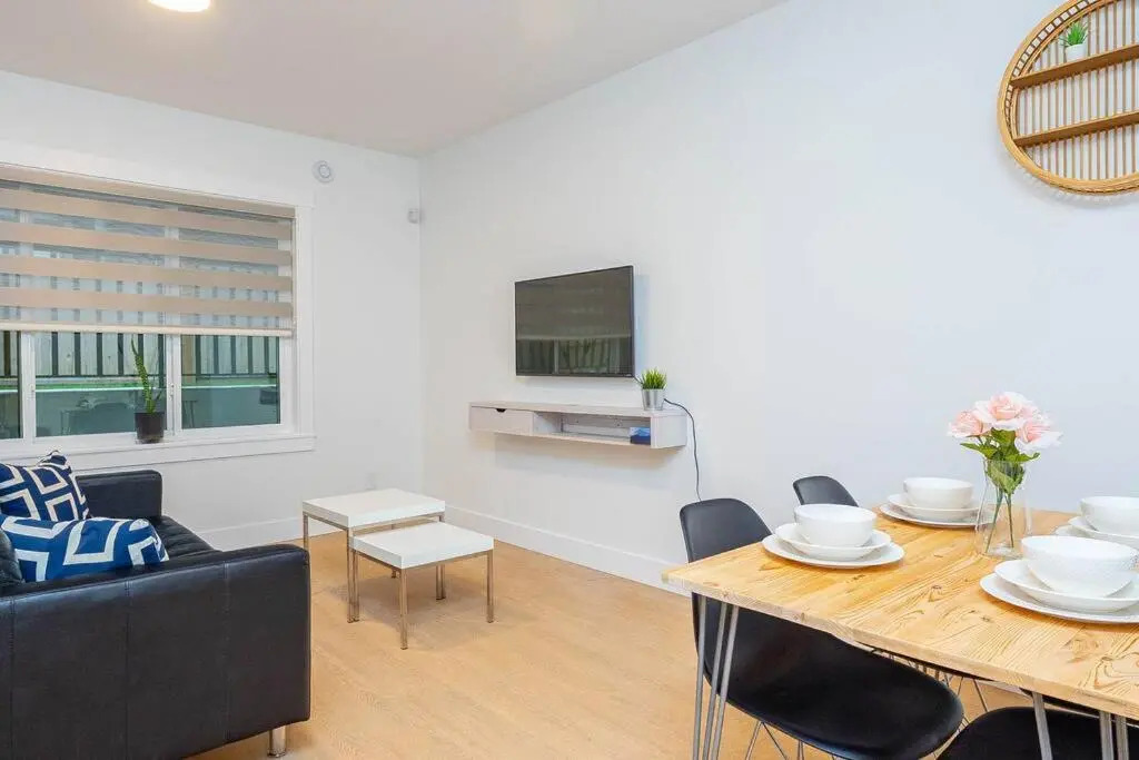 Private bright 2 bedroom south facing walkout apt White Rock