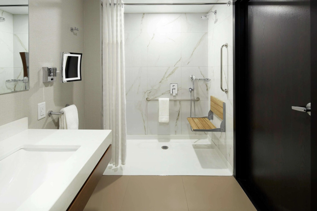 Doubletree By Hilton Montreal Airport