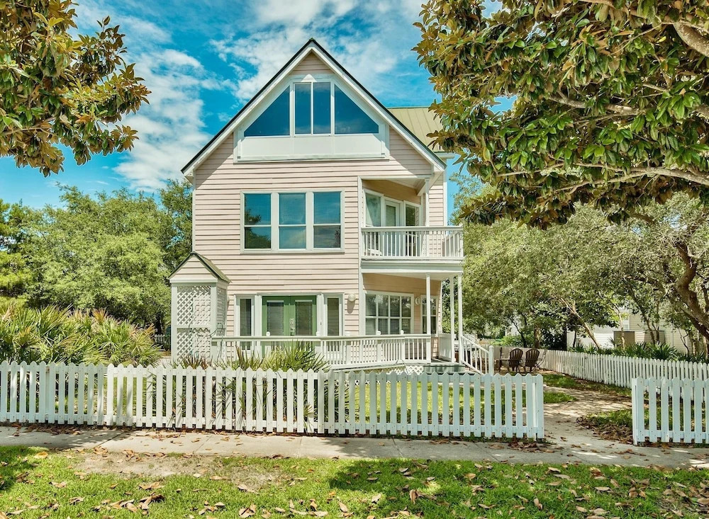 PINK LEMONADE 3 Bedroom Holiday Home by Five Star Properties