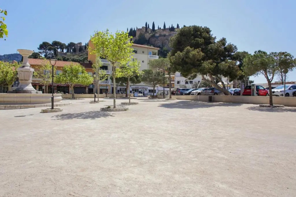 Bright flat classified with 2 in the centre of Cassis - Welkeys