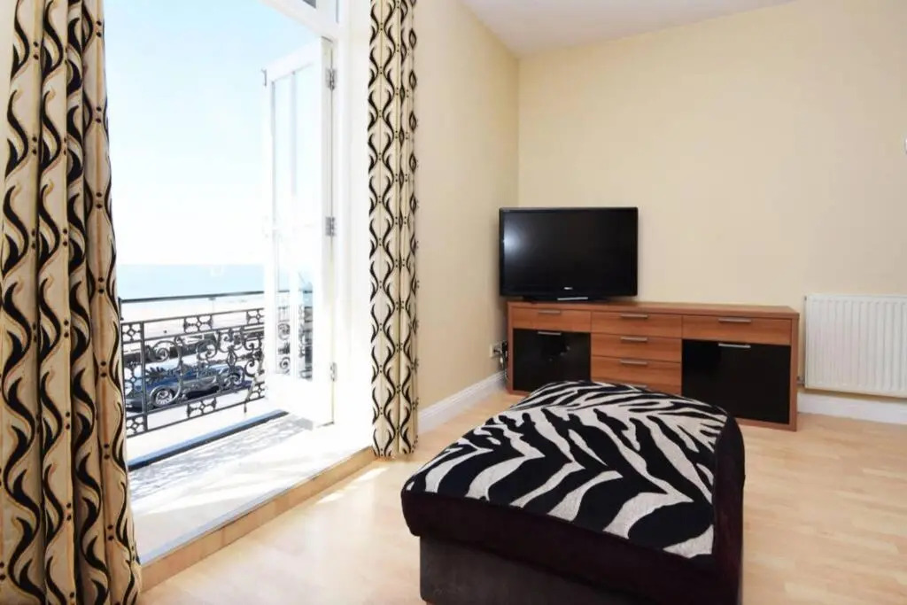 Spacious 3 bedroom Beachfront property with amazing sea views!