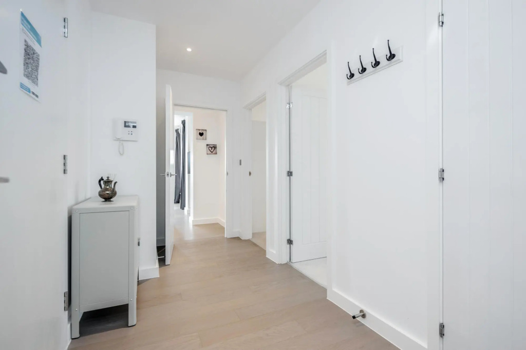 2 Bedroom Luxury St Albans Apartment - Free WiFi with Netflix & Parking. The property sleeps 6