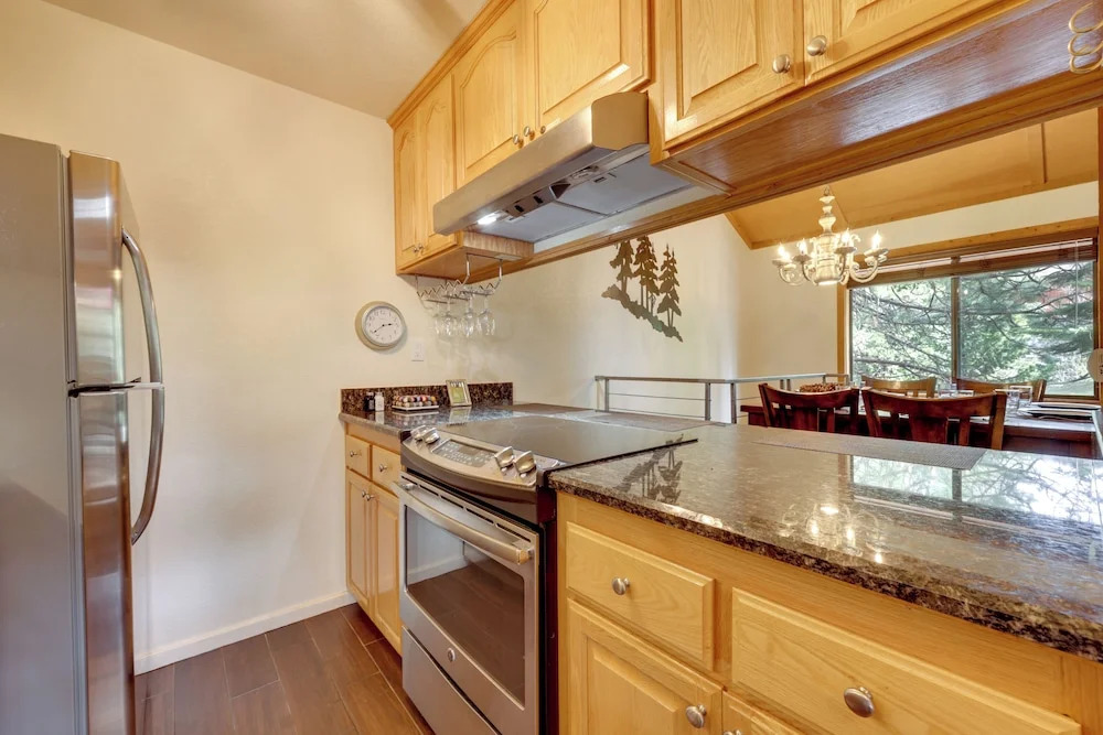 1 Mi to Shaver Lake! Family & Couples Condo