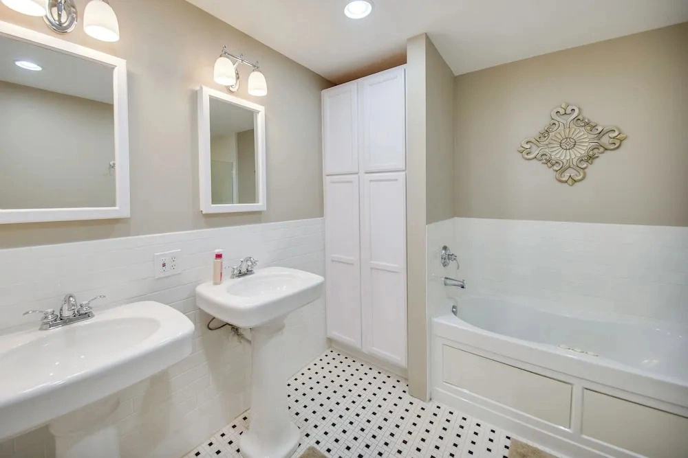 Located in the Heart of Gloucester Courthouse
