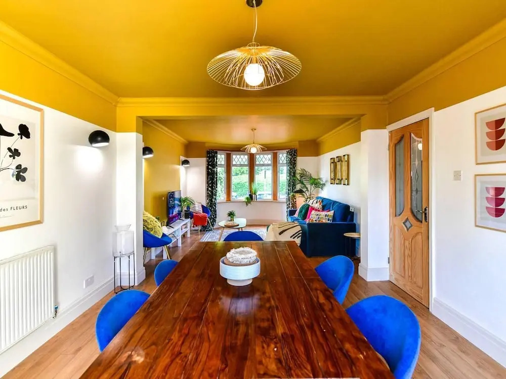 House - Sleeps up to 9 & Free Parking