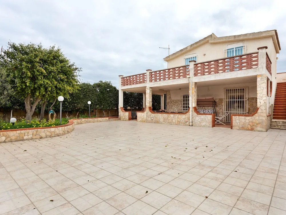Decent Holiday Home in San Lorenzo with Garden