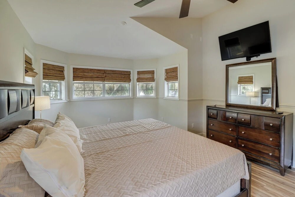 Private Pool & Lake Views: Family Home in Oxford