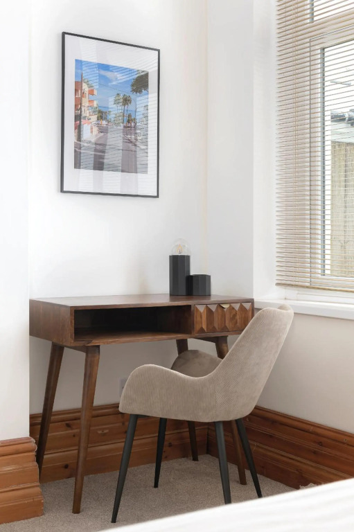Relax in Stunning Apartment In Leafy Victorian Area