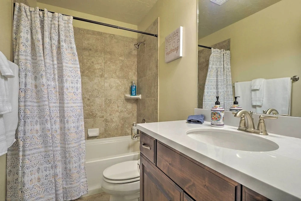 'blue Sky Get-a-way' Townhome w/ Patio, Grill