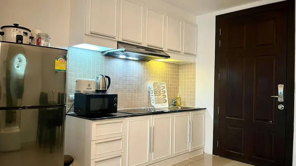 6-32 - 1 Bdr Condo With Balcony and Shared Pool