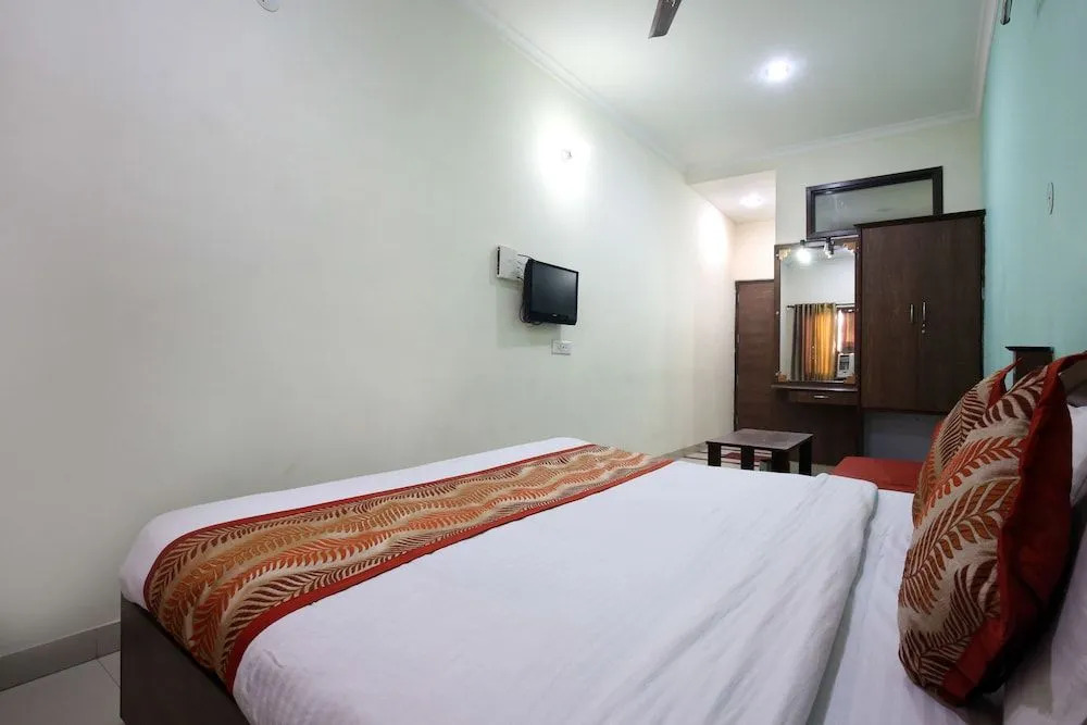 Hotel Holiday Comfort - 800 mts from Jallianwala Bagh