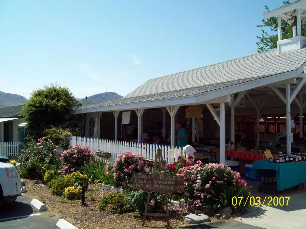 Lakeshore Lodge