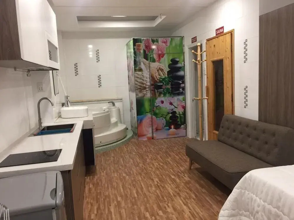 Smiley Apartment 11