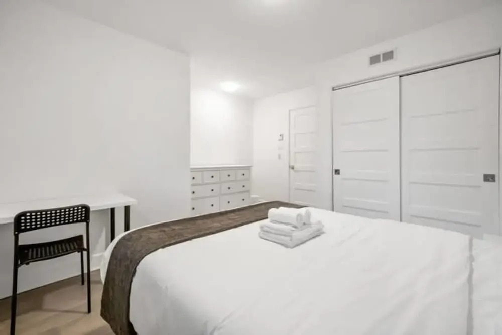 Downtown Metro Frontenac 2 BR new Apartment max 6p