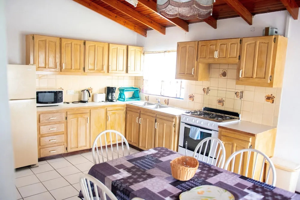 Tropical Breeze Vacation Home and Apartments