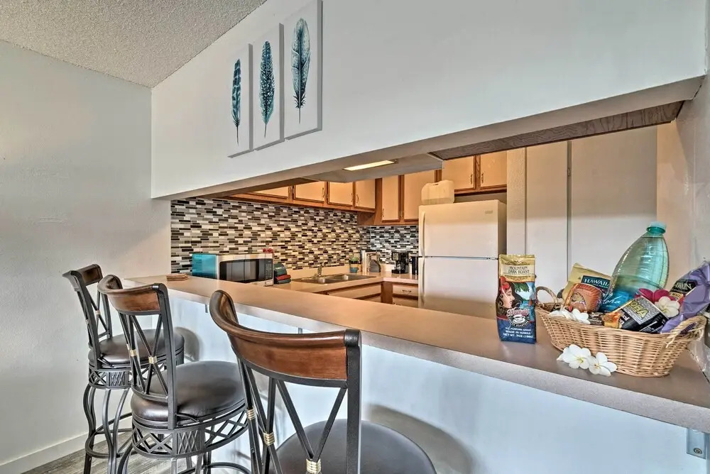 Kailua-kona Condo w/ Lanai, Walk to Beach + Pier!