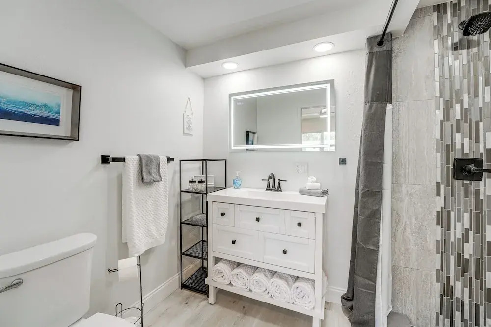 4 Mi to Beach! Furnished Outdoor Oasis in Seminole