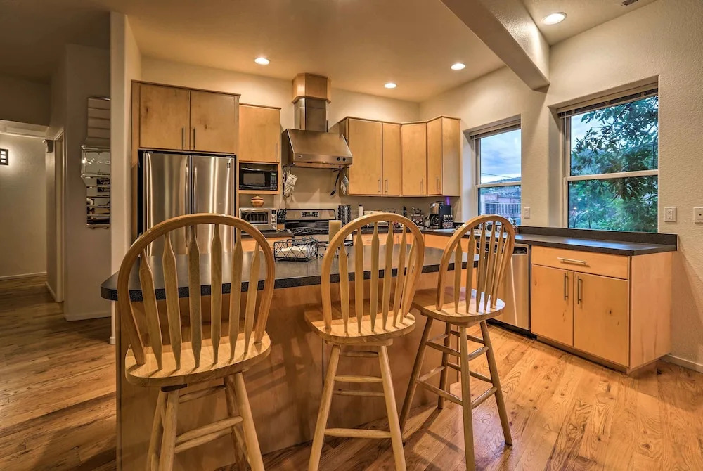 Downtown Manitou Springs Home: Tranquil Creek View