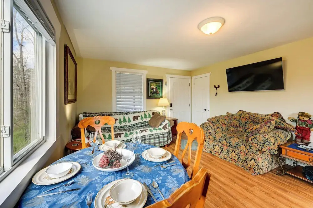 Ski & hike/Shared Hot tub: Cozy Whittier Retreat