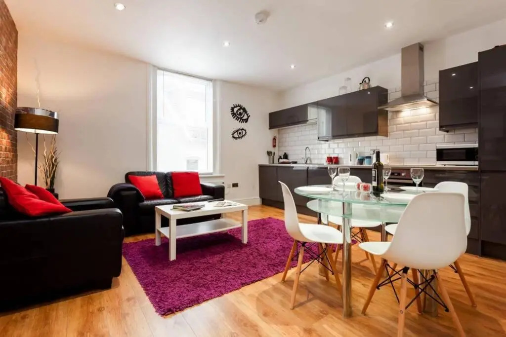 Stylish 2 bed 2 bath *Close To Beach and Centre with parking*