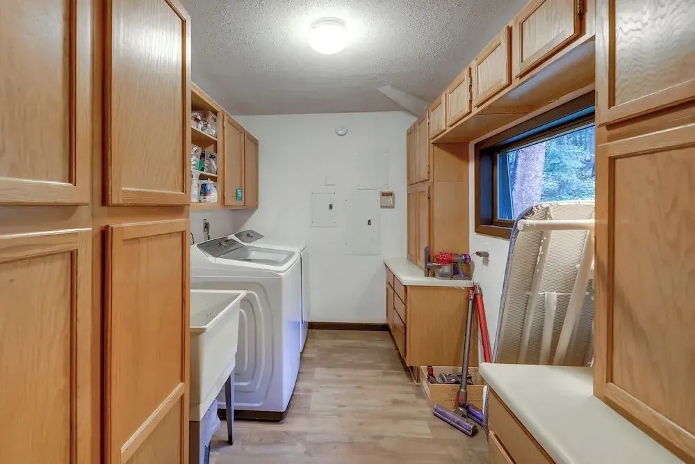 Mid-century Cabin: Creekside, Easy Access to I-70