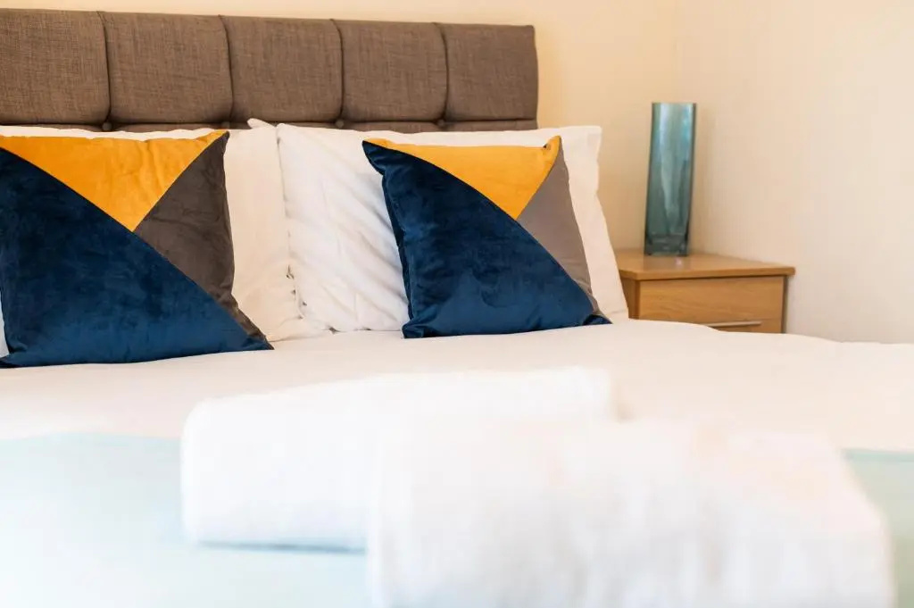 Perfect Location with Parking - Jersey House - TV in every Bedroom!