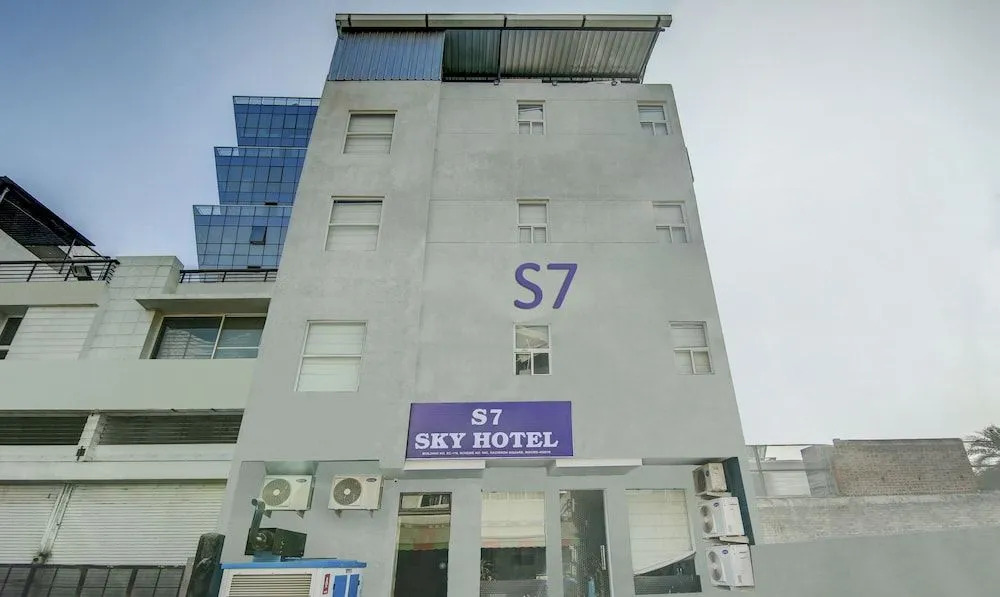 Hotel O S7